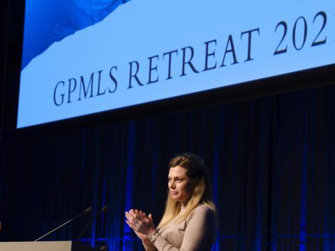 Berglind Ósk Einarsdóttir, nýdoktor og verkefnsisstjóri GPMLS-prógrammsins, ávarpar gesti á Spekigleðinni í Hörpu.